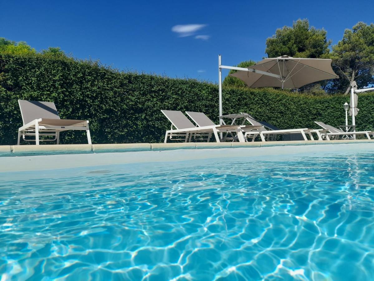 Bed and Breakfast Domaine Des Ecureuils Carpentras Exterior foto